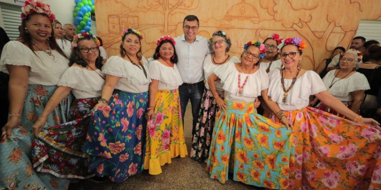Wilson Lima entrega Caimi Ada Rodrigues Viana revitalizado à população idosa da zona oeste