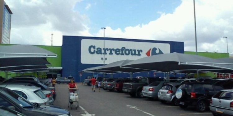 Carrefour de Manaus é investigado por comercializar produto impróprio para o consumo