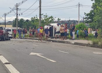 Motorista de kombi para em faixa para pedestre passar e é atingido por caminhonete