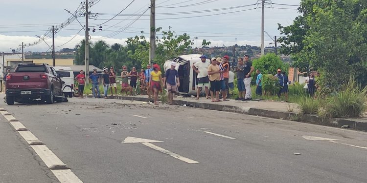 Motorista de kombi para em faixa para pedestre passar e é atingido por caminhonete