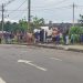 Motorista de kombi para em faixa para pedestre passar e é atingido por caminhonete