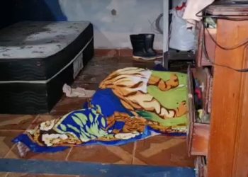 Bandidos invadem casa na Compensa e executam homem a tiros; veja imagens