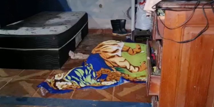 Bandidos invadem casa na Compensa e executam homem a tiros; veja imagens