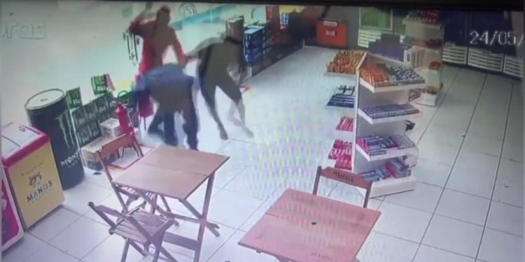 Vídeo mostra frentista sendo agredido e morto em Manaus; veja vídeo