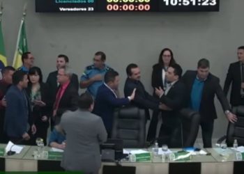 Vídeo: vereadores se envolvem em confusão dentro da Câmara Municipal