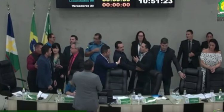 Vídeo: vereadores se envolvem em confusão dentro da Câmara Municipal