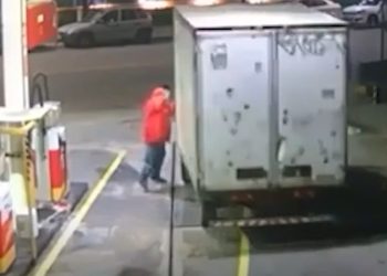 Vídeo: frentista morre ao segurar caminhão de motorista que queria deixar posto sem pagar