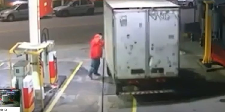 Vídeo: frentista morre ao segurar caminhão de motorista que queria deixar posto sem pagar