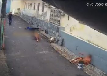 Vídeo mostra pistoleiro atirando contra dupla em beco de Manaus; veja