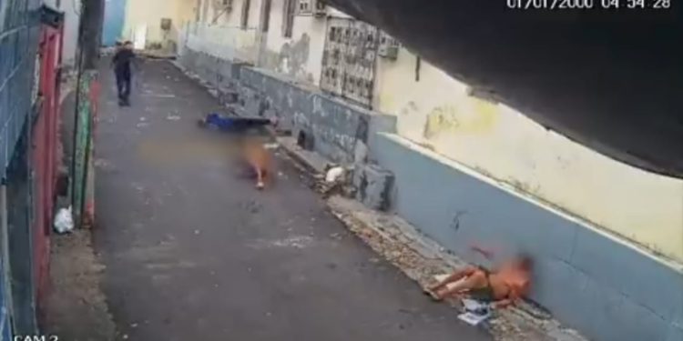 Vídeo mostra pistoleiro atirando contra dupla em beco de Manaus; veja