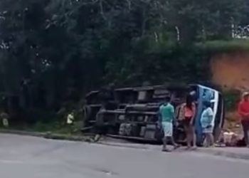 Vídeo: choque entre caminhão e micro-ônibus deixa dezenas de feridos no Amazonas