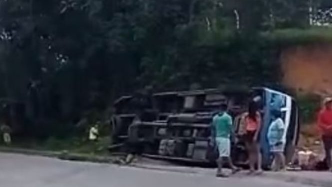 Vídeo: choque entre caminhão e micro-ônibus deixa dezenas de feridos no Amazonas