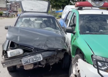 Motorista faz retorno proibido e atinge viatura da PM