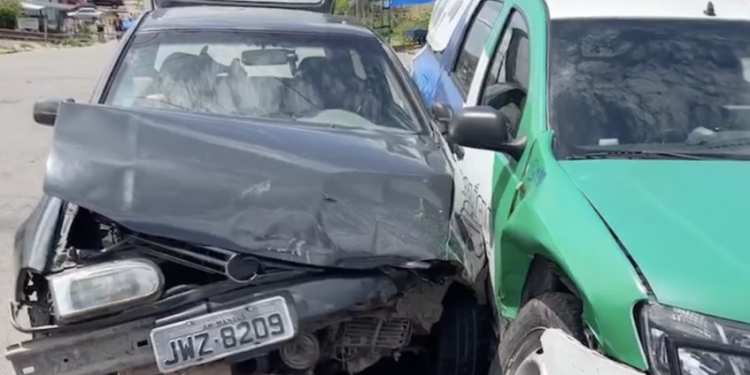 Motorista faz retorno proibido e atinge viatura da PM