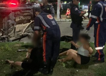 Carro capota várias vezes em Manaus e deixa dois mortos e dois feridos