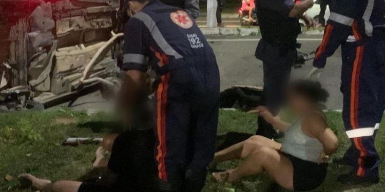 Carro capota várias vezes em Manaus e deixa dois mortos e dois feridos