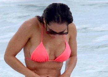 Mulher Melão toma susto ao ‘pagar prikito’ em dia de praia: ‘Quase fiquei nu@’; veja