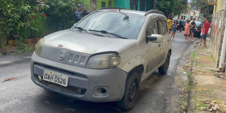 Vídeo: morto dentro de carro furado de bala é identificado pela polícia em Manaus