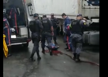 Banho de sangue: bandidos são baleados em troca de tiros com a PM no Jorge Teixeira; vídeo