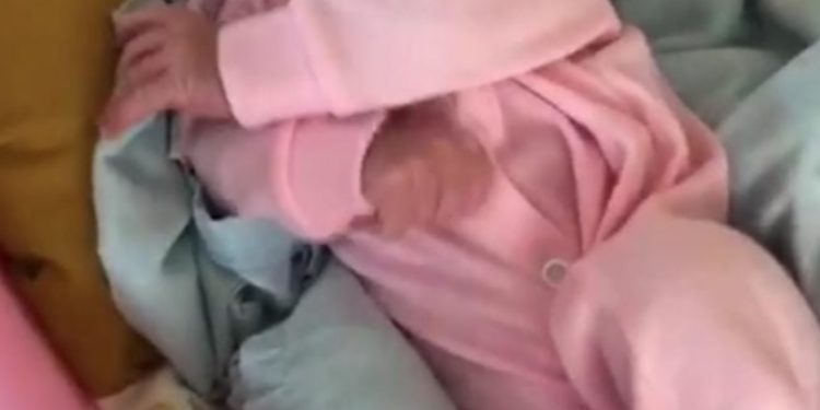 Mãe sem coração enrola a filha recém-nascida no lençol e deixa na calçada em Manaus