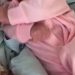 Mãe sem coração enrola a filha recém-nascida no lençol e deixa na calçada em Manaus