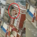 ‘Homem-aranha’: homem se pendura em poste e toca nos fios após furto no Centro de Manaus