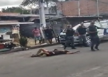 ‘O Cabeludo vai pro saco’, diz homem após suposto ladrão em Manaus ser espancado; vídeo