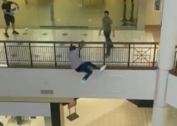 Homem pula do segundo andar em shopping após roubo e se quebra todinho; veja