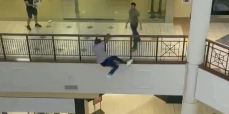 Homem pula do segundo andar em shopping após roubo e se quebra todinho; veja