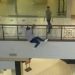 Homem pula do segundo andar em shopping após roubo e se quebra todinho; veja
