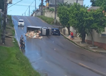Vídeo mostra caminhão ‘escorregando’ ladeira de ré antes de tombar na pista