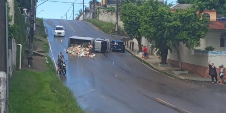 Vídeo mostra caminhão ‘escorregando’ ladeira de ré antes de tombar na pista