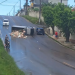 Vídeo mostra caminhão ‘escorregando’ ladeira de ré antes de tombar na pista