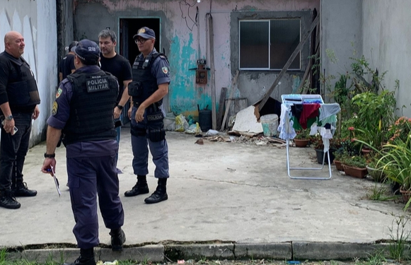 Três pessoas são assassinadas ao terem a casa invadida nesta manhã no Cidade de Deus