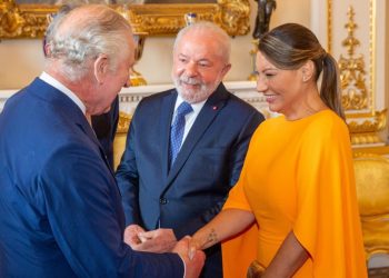 Lula vai à coroação de Rei Charles III e pede dinheiro para cuidar da Amazônia