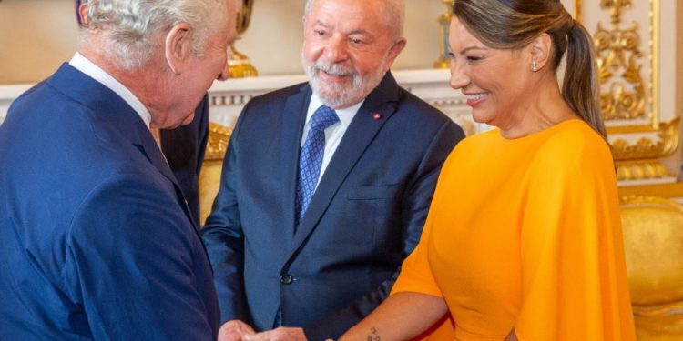 Lula vai à coroação de Rei Charles III e pede dinheiro para cuidar da Amazônia