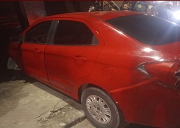 Dois homens são presos após roubar carro de vítima na porta de casa