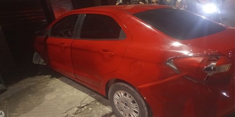 Dois homens são presos após roubar carro de vítima na porta de casa
