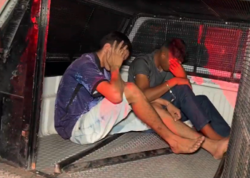 Polícia prende dupla em Manaus que roubou carro e se deu mal porque capotou em via