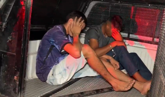 Polícia prende dupla em Manaus que roubou carro e se deu mal porque capotou em via