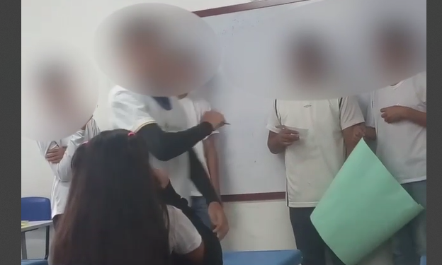 Em Manaus, garoto fura colega após ela supostamente rir dele em apresentação na escola; vídeo