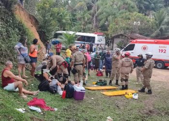 Vídeo mostra vítima esmagada por micro-ônibus e passageiros feridos na BR-174, no Amazonas