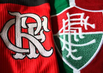 Motorista de kombi para em faixa para pedestre passar e é atingido por caminhonete