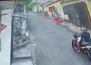 Motoqueiro assalta mulheres a caminho do trabalho em Manaus