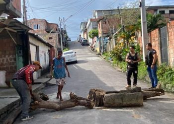 Traficantes bloqueiam rua de Manaus para promover feirão do pó