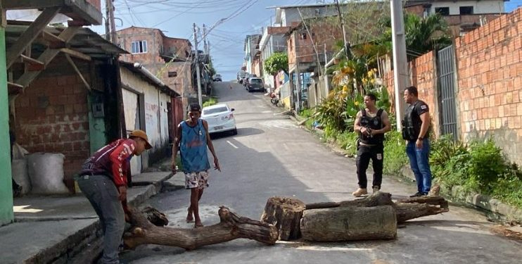 Traficantes bloqueiam rua de Manaus para promover feirão do pó