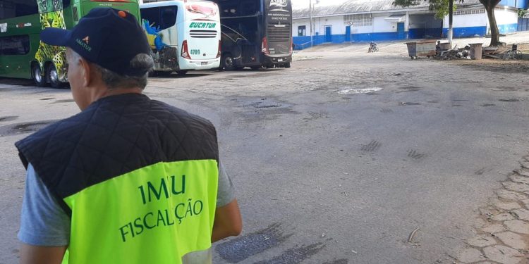 Fiscais tentam por ordem na rodoviária de Manaus