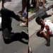 No Alvorada, dupla rouba moto de entregador, população pega um deles e dá ‘corretivo’; vídeo