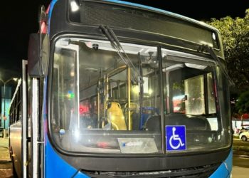 Motorista é agredido durante assalto com tiros dentro de ônibus em Manaus