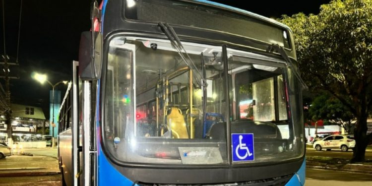Motorista é agredido durante assalto com tiros dentro de ônibus em Manaus